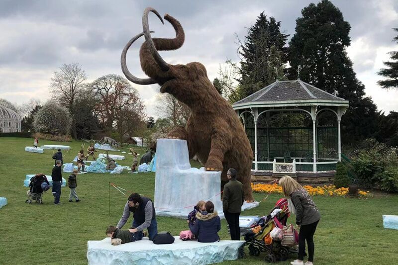 San Antonio Zoo in the United States provides simulated dinosaurs